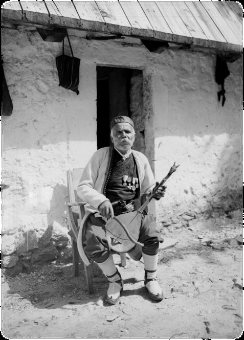 Branimir Gušić, muško ruho zetskog tipa Drobnjačka jezero, ustupljeno ljubaznošću Tatjane Koprivice